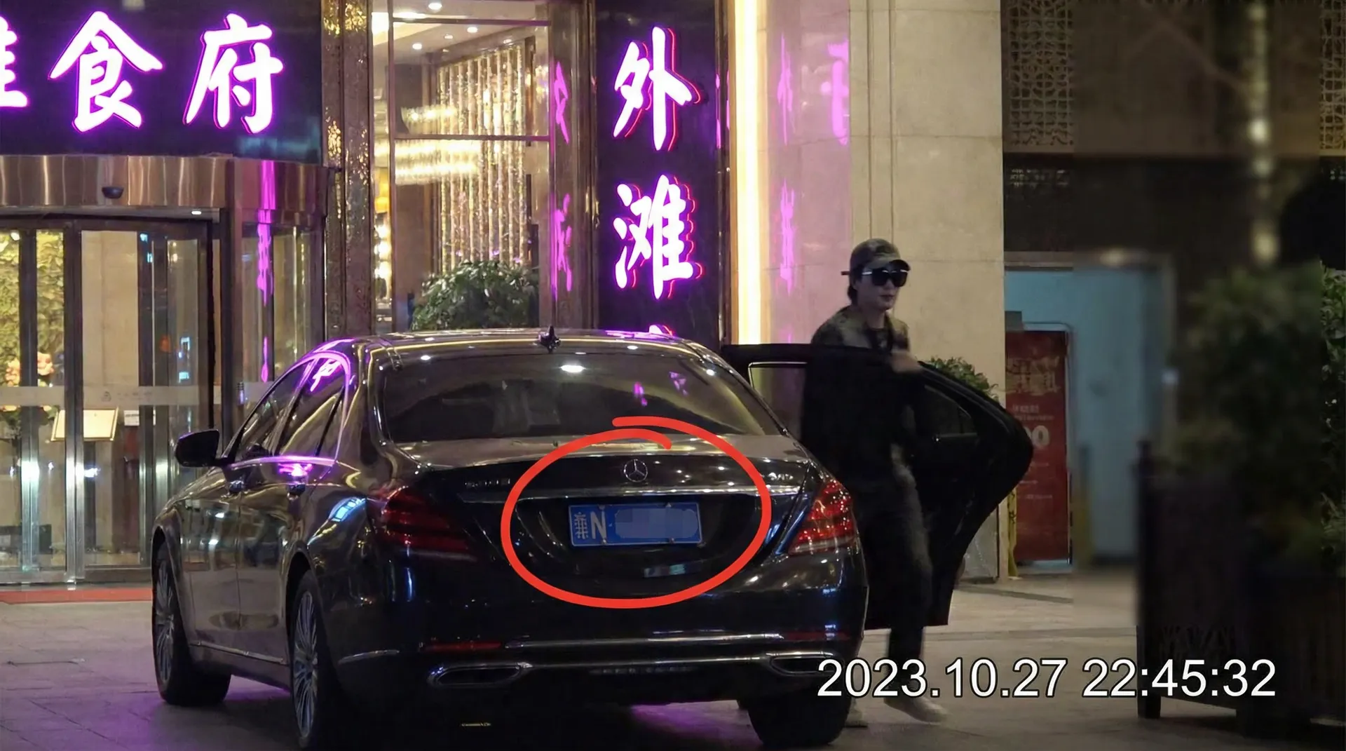 《国产一线二线三线女装品牌》_国产一线二线三线女装品牌最新地址 | 深度揭秘国产一线二线三线女装品牌 - 某明星深夜现身高档餐厅被拍