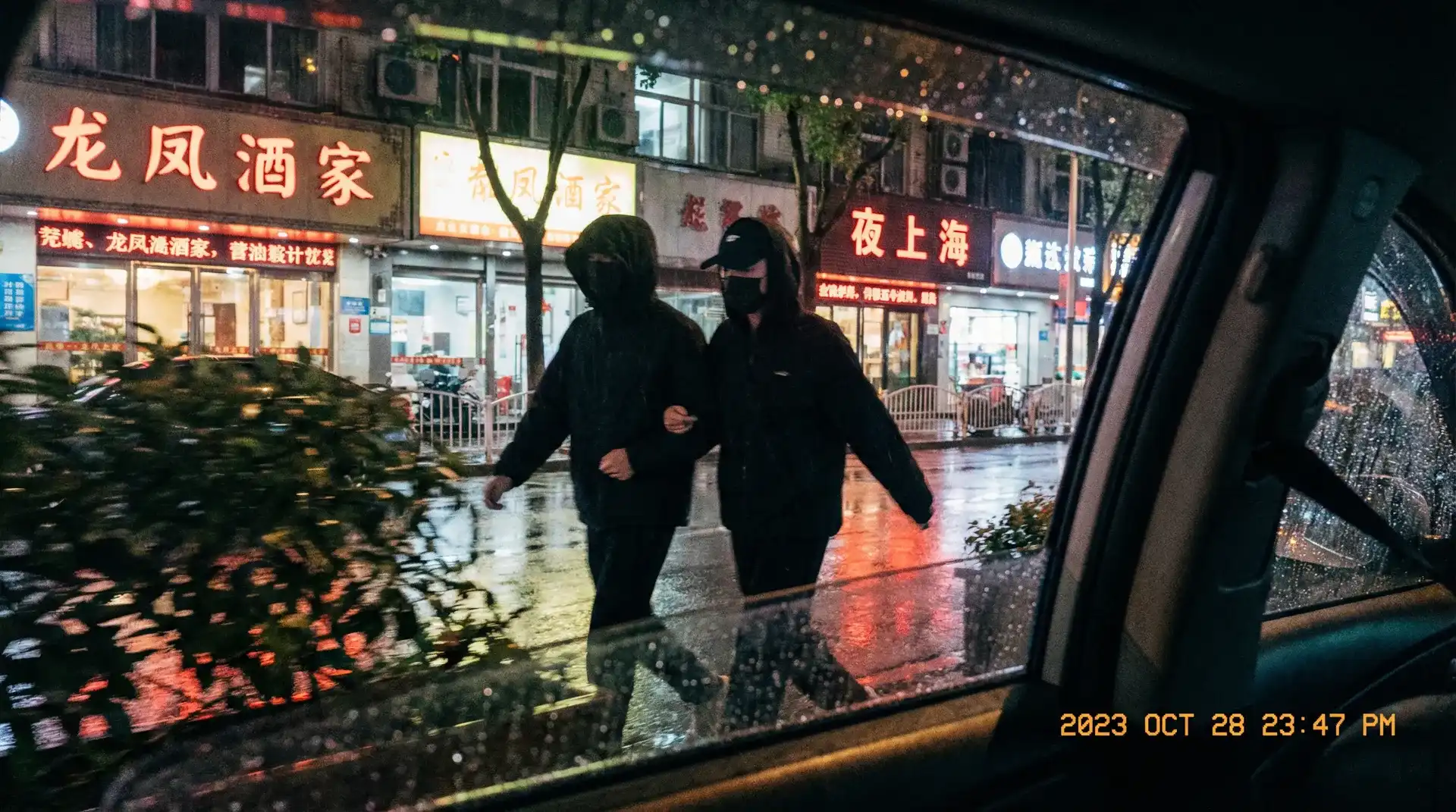 《国产一线二线三线女装品牌》_国产一线二线三线女装品牌最新地址 | 深度揭秘国产一线二线三线女装品牌 - 顶流明星深夜密会现场抓拍照片